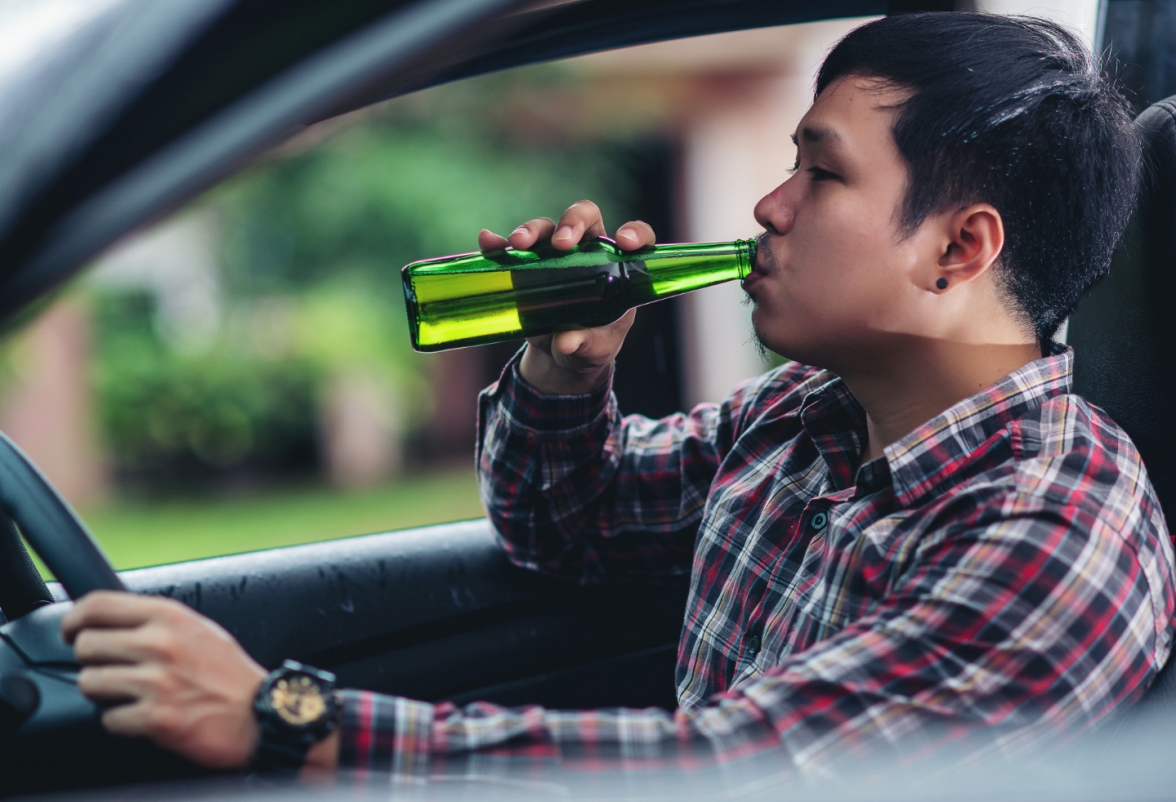44-latek z 2,8 promilami alkoholu w organizmie spowodował dachowanie auta