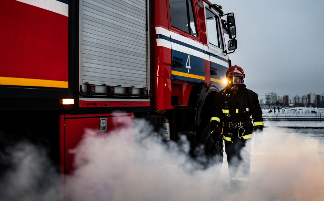 Interwencja strażaków w Ciechanowie: Rodzina z psem uwięziona w windzie